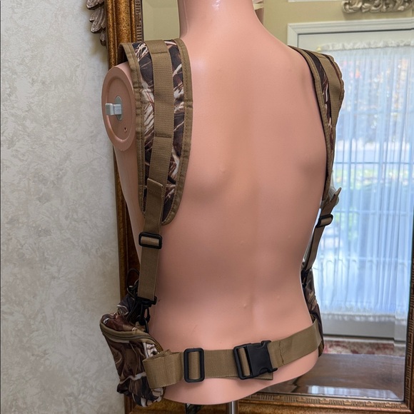 Camo Hunter’s Harness. Pro grade. Ballistic Nylon. Many storage areas. - Picture 3 of 14